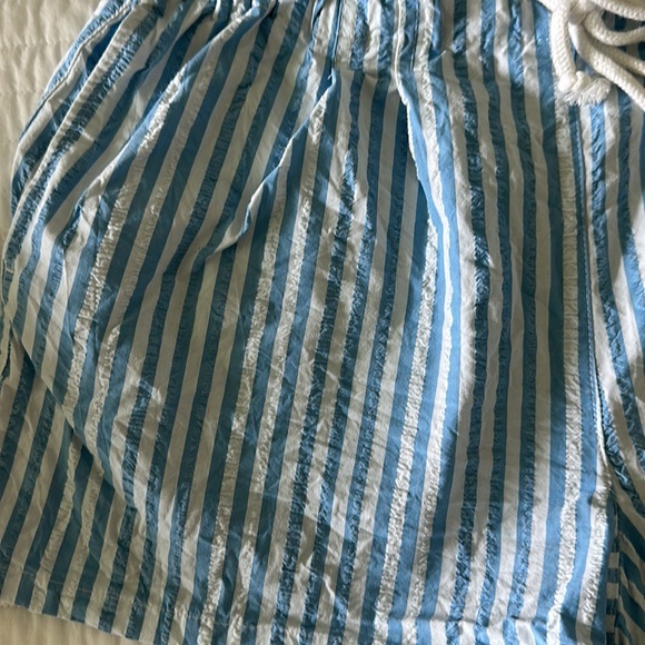 Coastal Shorts with Drawstring - Picture 2 of 5